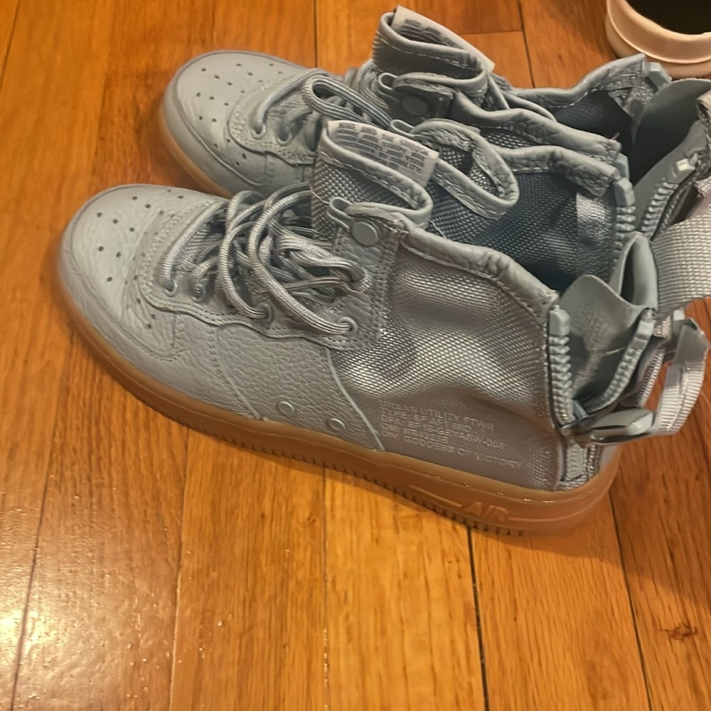 Nike - Picture 3 of 5